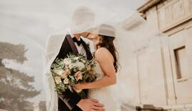 Kredyt na wesele popularny wśród młodych par. Ile kosztuje wesele i czy warto wspomóc się kredytem?