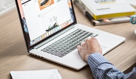 Praca na studiach - dlaczego warto? Jak pogodzić studia i pracę?