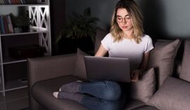 Jak wziąć pożyczkę gotówkową bez wychodzenia z domu? Przewodnik krok po kroku