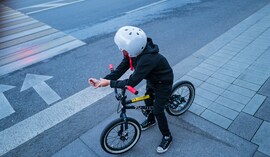 Mandat za brak kasku u dziecka. Przepisy obejmą też chodniki i parki