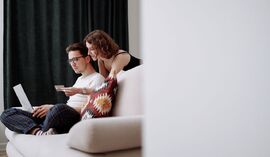 Masz wspólne konto z małżonkiem? Fiskus wyjaśnił ważną sprawę dotyczącą przelewów