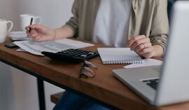 Kredyt konsolidacyjny z dodatkową gotówką. Ile naprawdę kosztuje dobranie pieniędzy?