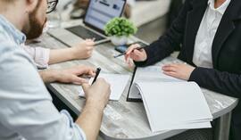 Czy warto brać teraz kredyt gotówkowy? Prognozy na 2025