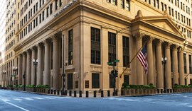 Fed wysłał rynkom ostrzeżenie. Podwyżka stóp w USA znów wraca do gry