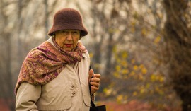 85-latka uwierzyła oszustowi i straciła oszczędności życia! Nie daj się nabrać na ten trik!