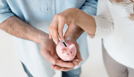 Regularne oszczędzanie nie wymaga dużych wpłat, a pozwala wypracować zyski. Podpowiadamy, jak korzystać z konta oszczędnościowego