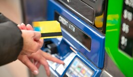 Te konta mogą uratować wakacyjny budżet. Większość banków nadal pobiera opłaty za granicą