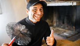 Podają się za kominiarzy. To sprawdź zanim do mieszkania wpuścisz oszustów