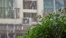 Podatek od deszczu w 2025. Ile wynosi i kto zapłaci podatek od kostki brukowej?