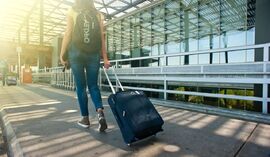 Nie wciskaj walizki do sizera. Wizz Air wyjaśnia, kiedy można zapłacić 73 euro