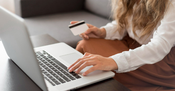 Jak zrobić przelew z karty kredytowej na konto? Koszty, limity, zasady