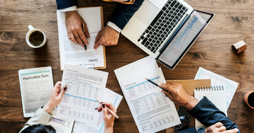 Co to jest faktoring i na czym polega? Rodzaje, koszty, bezpieczeństwo