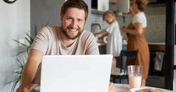 Pożyczanie w czasach niskiej inflacji i spadających stóp procentowych. Dlaczego może się opłacać?