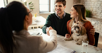 Czym jest ubezpieczenie niskiego wkładu własnego i ile kosztuje?