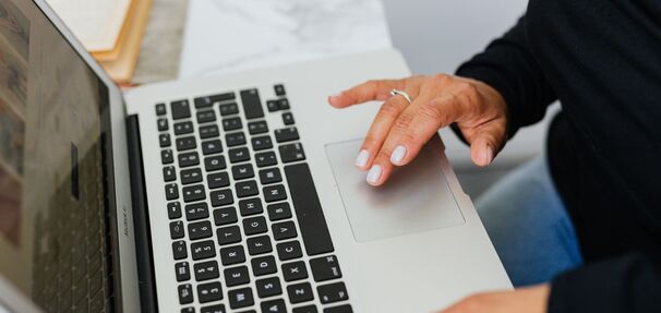 Młodzi ufają certyfikatom. Seniorzy sprawdzają coś zupełnie innego