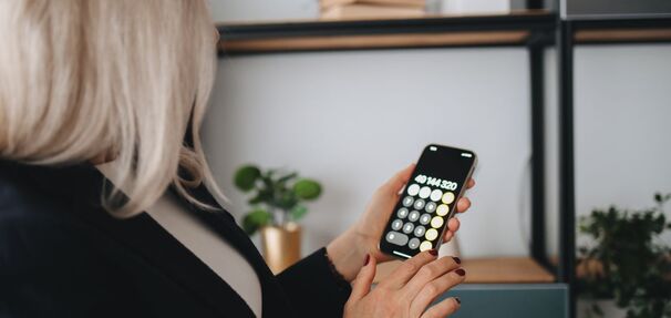 Masz 10 tys. zł oszczędności? W większości banków lokata daje dziś więcej niż konto