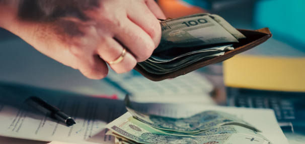 Polacy trzymają rekordowe 456 mld zł w gotówce. NBP pokazuje koszt tej wygody