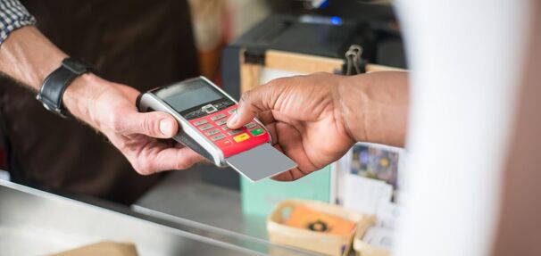 Tych opłat wielu turystów nie sprawdza. Bank może doliczyć nawet 5,90%