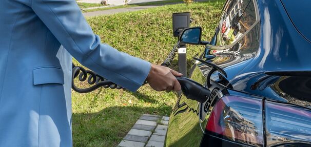 Drogie paliwo zmienia decyzje kierowców. Rekordy sprzedaży elektryków w 37 krajach