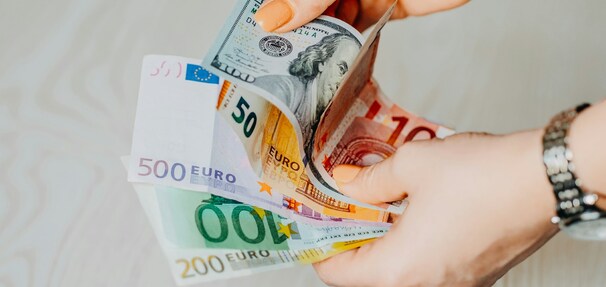 UE zakaże płatności gotówką powyżej 10 tys. euro. Za auto lub luksusowy zakup zapłacisz inaczej
