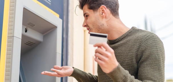Bankomat zabrał Twoje pieniądze? Dowiedz się, jak walczyć o zwrot!