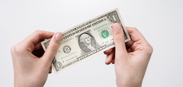 Dolar w odwrocie! Eksperci prognozują dalszy spadek do 3,80 zł – czy to dobry moment na wymianę?