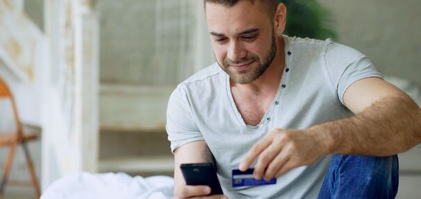 Telefon przejął władzę nad kontami Polaków. Już 21 mln osób korzysta tylko z aplikacji