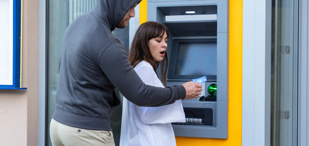Ukryta funkcja bankomatu? Sprawdź, co naprawdę się stanie, gdy wpiszesz PIN odwrotnie