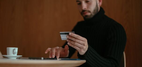 20 zł opłaty za konto? Potrzeba nawet 296 tys. zł oszczędności, by pokryć ją odsetkami