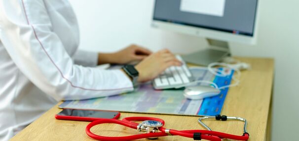 Rząd chce sprawdzić, ile naprawdę zarabiają lekarze. Część kontraktów przekracza 100 tys. zł miesięcznie