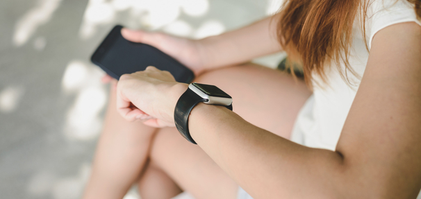 Karta kredytowa, z którą zyskasz. Ostatnia szansa, żeby odebrać Apple Watcha SE 3 i nawet 300 zł na zakupy