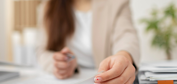 Cena emisyjna obligacji – co to jest i jak wpływa na Twoją inwestycję?