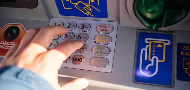 Uważaj przy bankomacie! Ten trick złodziei może Cię kosztować fortunę