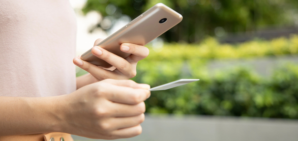 Bankowość mobilna: prosty przewodnik i praktyczne porównania