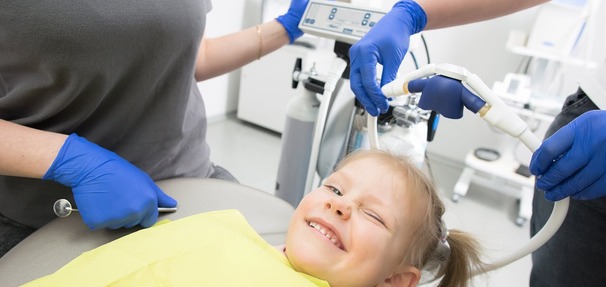 Więcej usług u dentysty za darmo! NFZ rozszerza pakiet refundacji. Rodzice będą zadowoleni