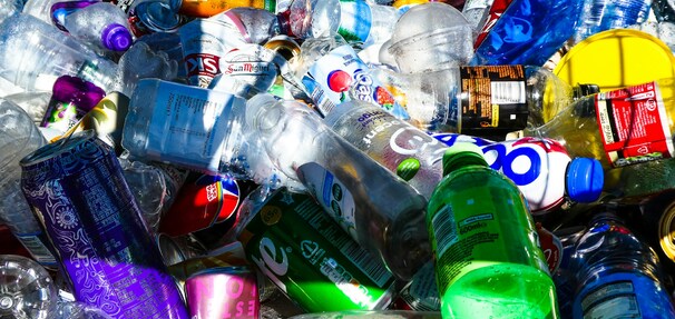 Oddał prawie 5 tys. butelek i puszek. Odzyskał ponad 2400 zł