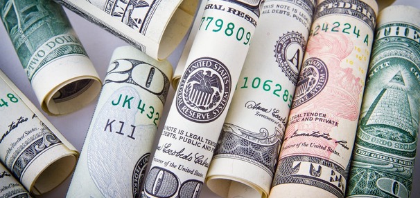 Dolar wygrywa, złoty pod presją – co dalej z polską walutą?