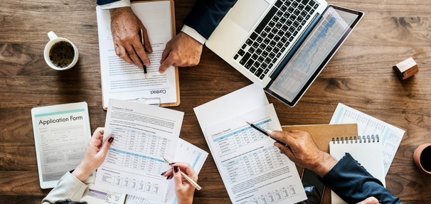 Co to jest faktoring i na czym polega? Rodzaje, koszty, bezpieczeństwo