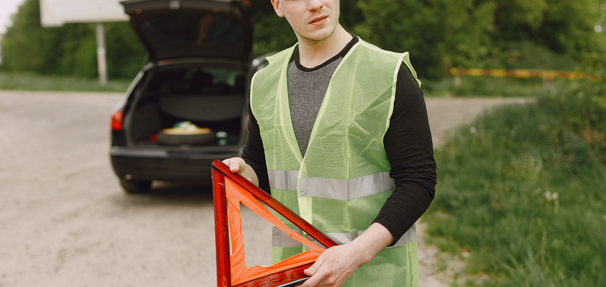 Obowiązkowe wyposażenie samochodu 2026 – co trzeba mieć w aucie?