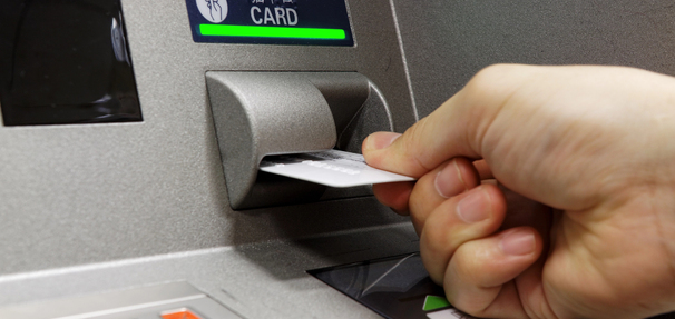 Oszuści atakują bankomaty! Jak rozpoznać, że urządzenie zostało zmanipulowane?