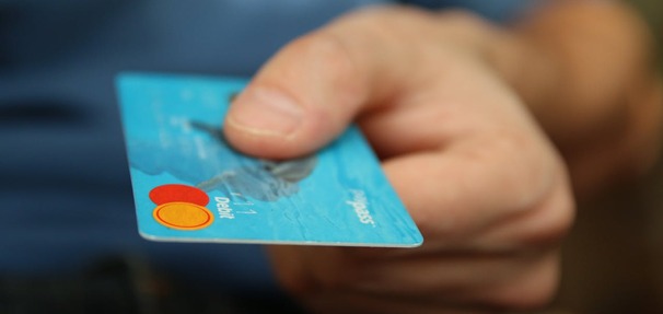 Płacisz kartą? Możesz stracić pieniądze i nie odzyskać ani grosza! Sprawdź kiedy