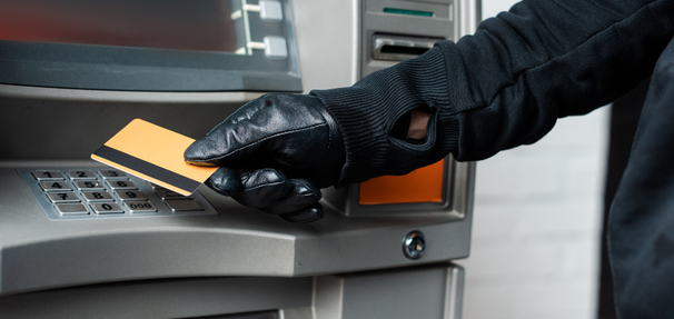 Kawałek papieru i po pieniądzach! Oszuści atakują przy bankomatach