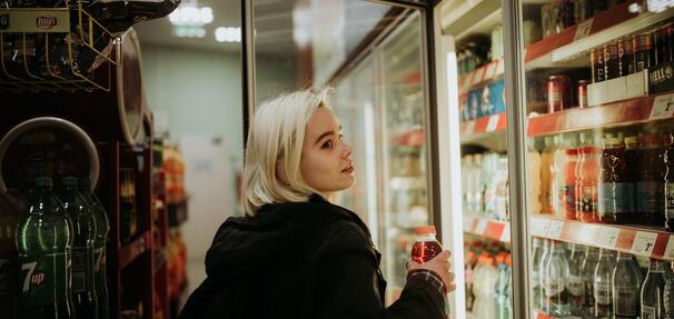 Supermarket czy sklep pod domem? Porównujemy ceny najpopularniejszych produktów