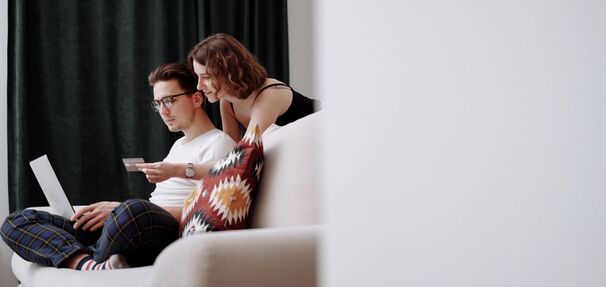 Masz wspólne konto z małżonkiem? Fiskus wyjaśnił ważną sprawę dotyczącą przelewów