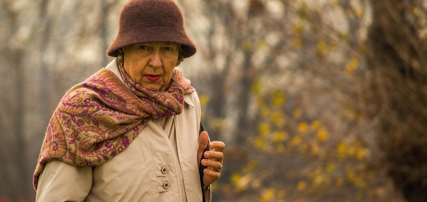 85-latka uwierzyła oszustowi i straciła oszczędności życia! Nie daj się nabrać na ten trik!