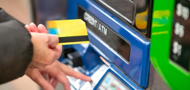 Te konta mogą uratować wakacyjny budżet. Większość banków nadal pobiera opłaty za granicą