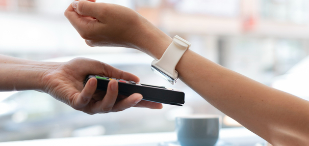 Zegarek NFC do płatności – jak działa i czy warto z niego korzystać?