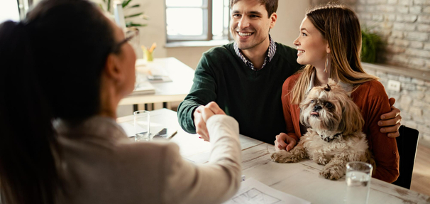 Czym jest ubezpieczenie niskiego wkładu własnego i ile kosztuje?